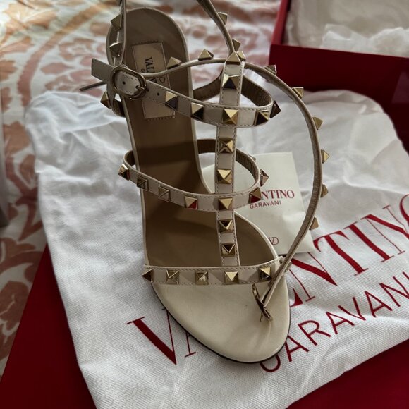 EUC Valentino White Patent Leather Rockstud Embellished T-Strap Sandals Sz 37 - Picture 8 of 10